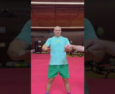 Usyk showing off his reflexes 🐈
