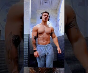 Young Bodybuilder Cameron Morgan Muscle Flex