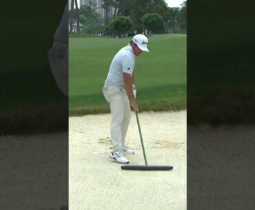 Alejandro Tosti rakes the sand himself 😂