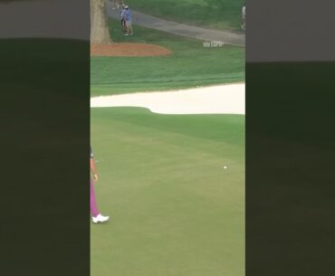 Tyrrell Hatton putting with his back to the hole 😅