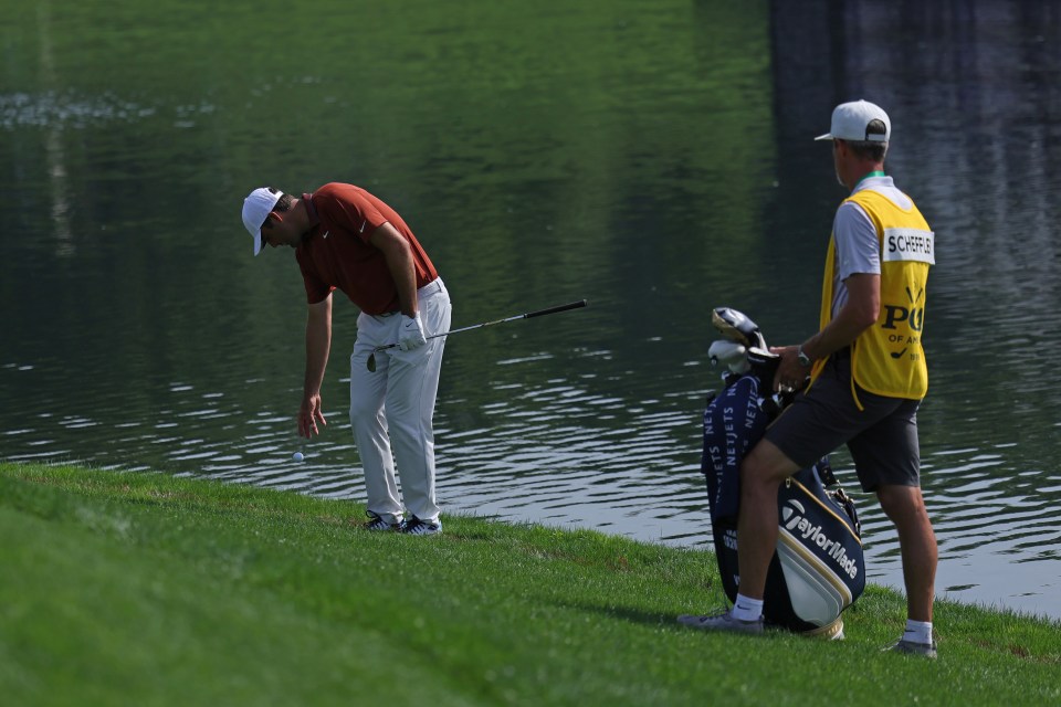 The world No.1 struggled but remains in contention