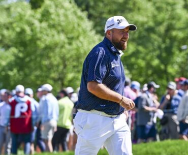 Lowry shares lead as he looks to break down winning door