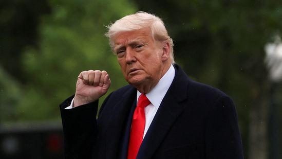 U.S. President Donald Trump raises a fist as he departs the White House to attend his meme coin gala at the Trump National Golf Club, in Washington, D.C., U.S., May 22, 2025. REUTERS/Evelyn Hockstein(REUTERS)