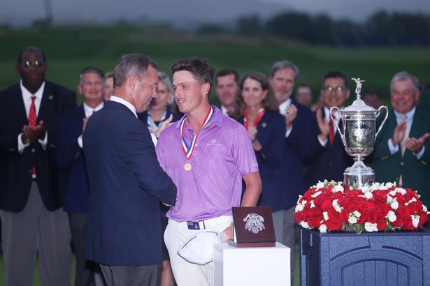 Justin Hastings receives the low amateur award from USGA CEO Michael Whan.
