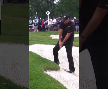 PHIL MICKELSON WHAT. A. SHOT. 😱 #liv #livgolf #golf #golfer #birdies #lefty #golfswing