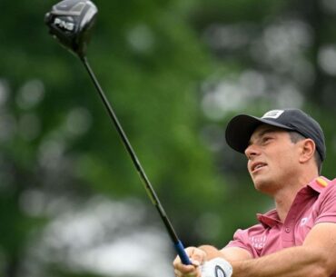 Why did Viktor Hovland withdraw from the 2025 Travelers Championship during Round 4?