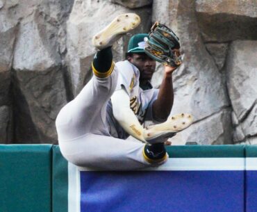 DENZEL CLARKE WITH ONE OF THE GREATEST CATCHES YOU'LL EVER SEE! 🤯🤯🤯