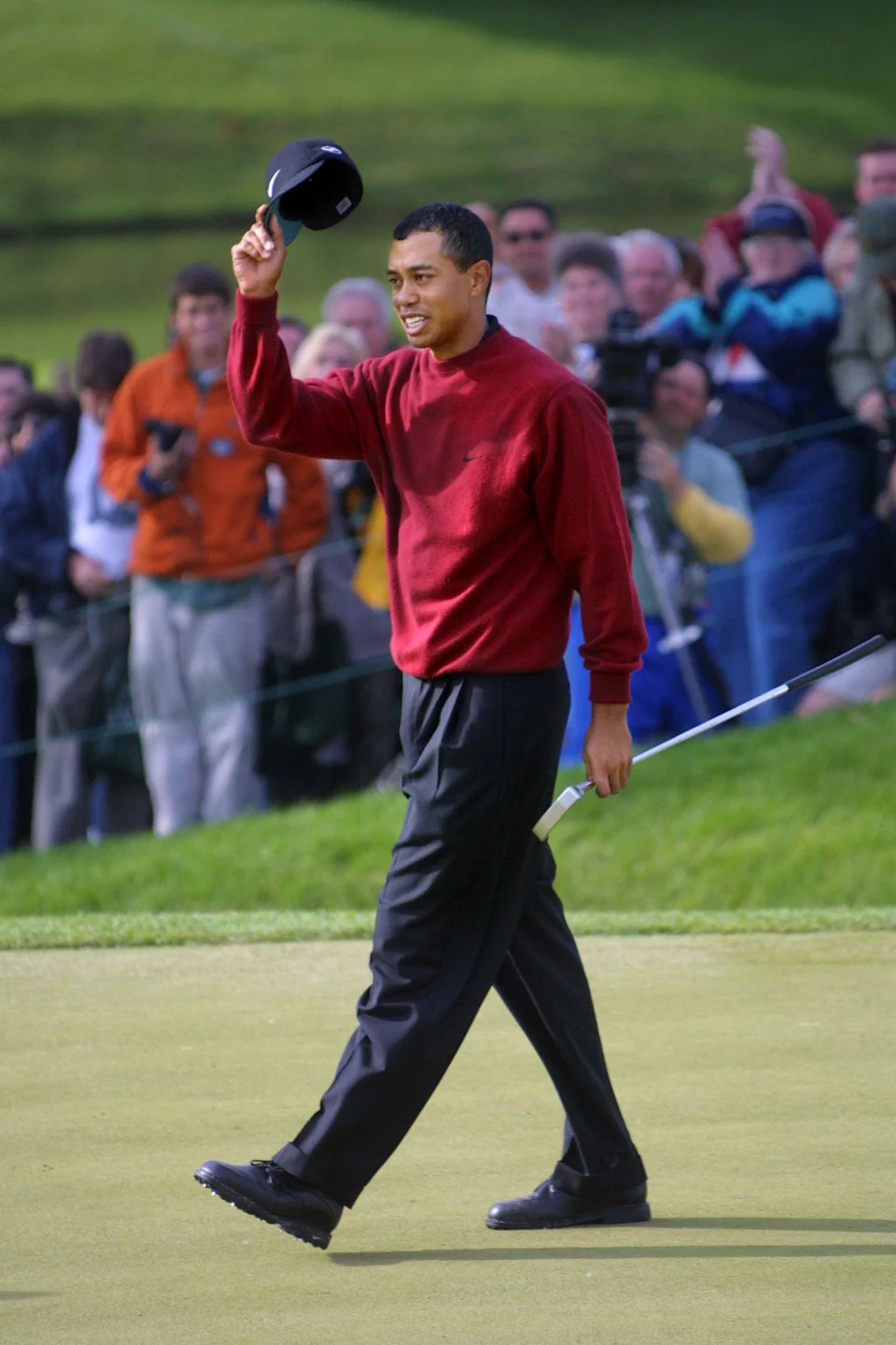 (memorial 4) Tiger Woods tips his hat to the gallery on the 18th hole after winning his third consecutive Memorial Tournament, at Muirfield Village Golf course, June 3, 2001. Dispatch photo by Neal C. Lauron