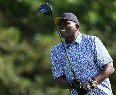 Lawrence Taylor talks smack to Michael Jordan on a golf course