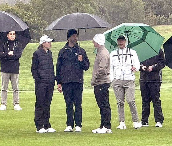 Kai Trump, President Donald Trump's granddaughter, Donald Trump Jr., and golf star Rory McIlroy talk at the Genesis Invitational Pro-Am at Torrey Pines Golf Course in San Diego on the 12th (local time). Chairman Chung Eui-sun, who is wearing a green umbrella. [Picture = Korean American A's Facebook capture]