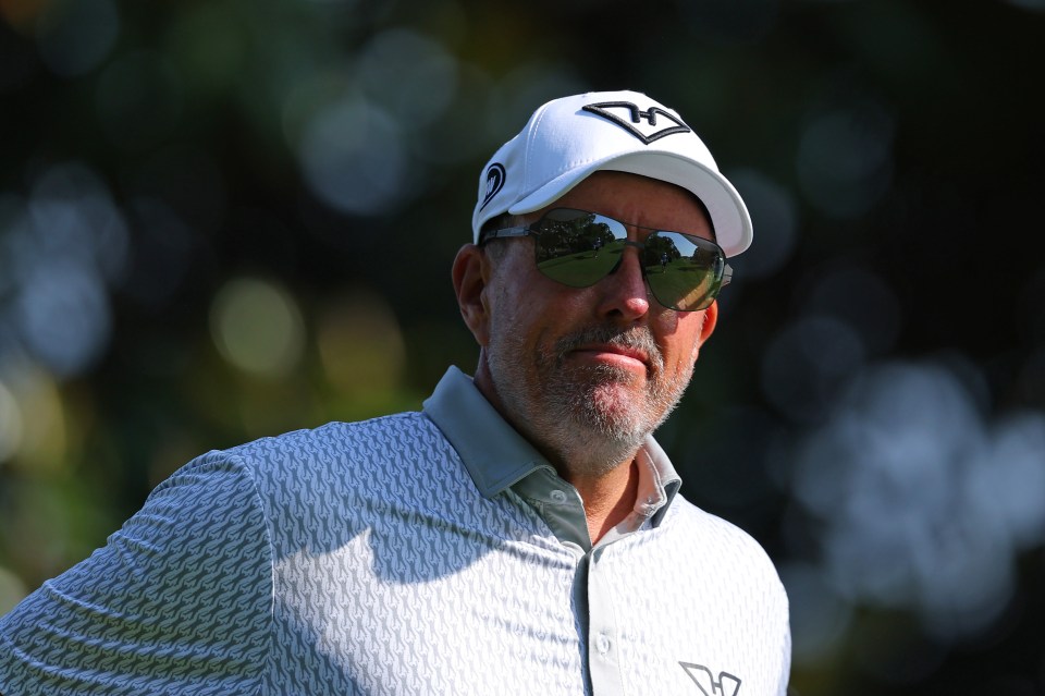 Phil Mickelson had several chipping problems during practice at Oakmont