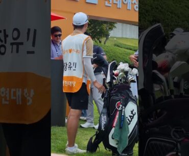 최경주프로 등장에 장유빈프로와 함정우프로 정중히 인사합니다...최경주 인비테이셔널