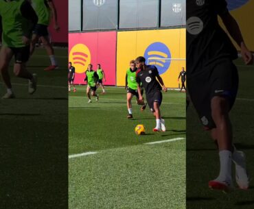😍 Lamine Yamal régale à l'entraînement avec l'équipe du Barça #football #shorts