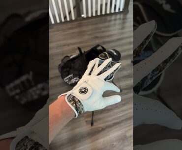 Stop rocking boring golf gloves