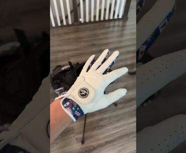 Still wearing a boring golf glove? Not anymore!