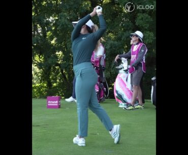 Make up for the short backswing with a big swing arc after the impact. She is Maha Haddioui.