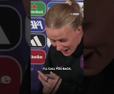 Hannah Hampton gets FaceTimed during press conference! 😂