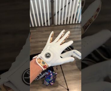 No more boring golf gloves!