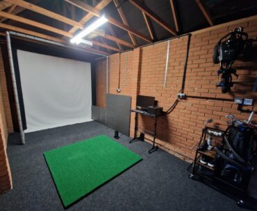 UK Garage DIY golf sim build
