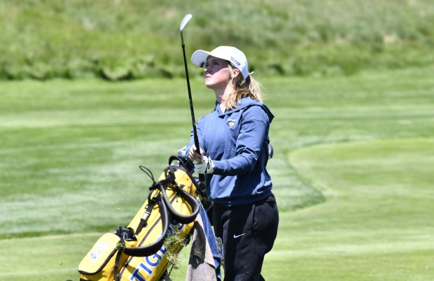 Holy Family's Peyton Mraz chips onto the green of hole 9 of the Boomerang Links Golf Course during the Class 3A state championship on May 20, 2025. (Alissa Noe/BoCoPreps)