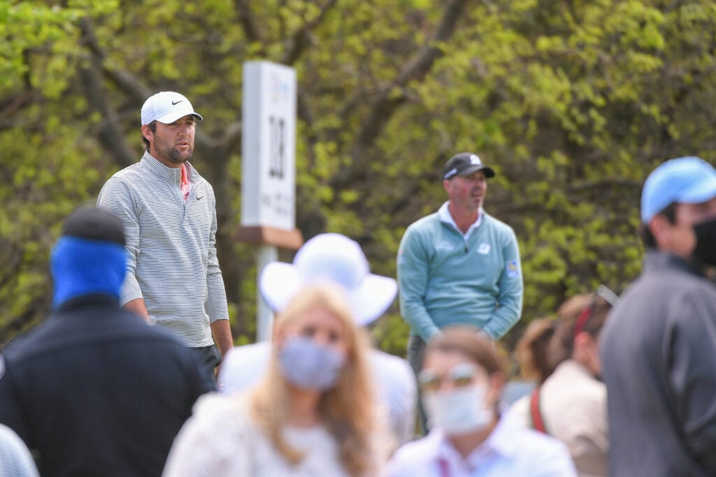 Scottie Scheffler and Matt Kuchar play the 18th hole during the semifinal match at the World Golf Championships-Dell Technologies Match Play