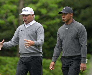 Tiger Woods and Fred Couples have a key tip for amateur golfers to help them get short range chips closer to the hole