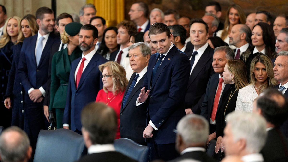 Who is standing next to Barron Trump? Trump’s kids, family circle – NBC Chicago Who is standing next to Barron Trump? Trump’s kids, family circle – NBC Chicago