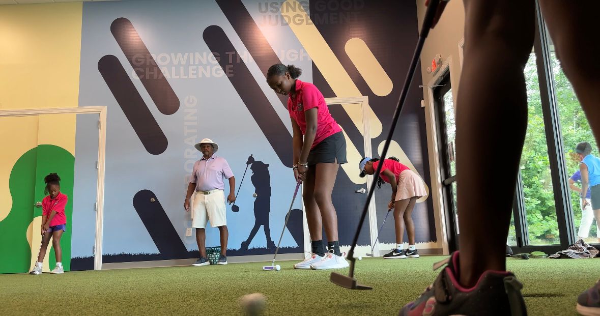 Aubrey Jackson works on her putting with TWIG KIDZ. (Spectrum News 1/Sydney McCoy)