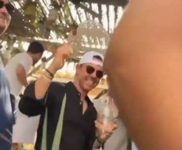All time flex from Rory Mcllroy while on vacation in Saint Tropez. 💪⚡