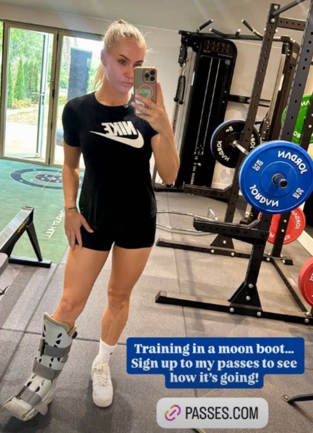 Golfer Charley Hull shows off her injury in the gym
