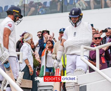 Chris Woakes walks out to bat with his arm in a sling 😱