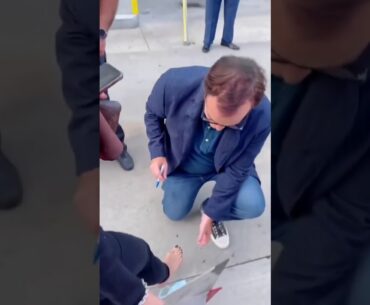 Quentin Tarantino actually signs fan girl feet 😶 #movie #feet #weird #fan #viral