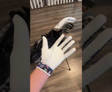 This golf glove is so clean
