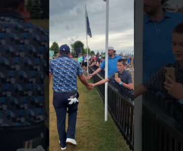 Patrick Reed leaves no hand hanging 👊💯
