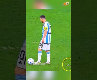 Messi y su forma única de acomodar el balón 😎 #futbol #messi #lionelmessi #shorts