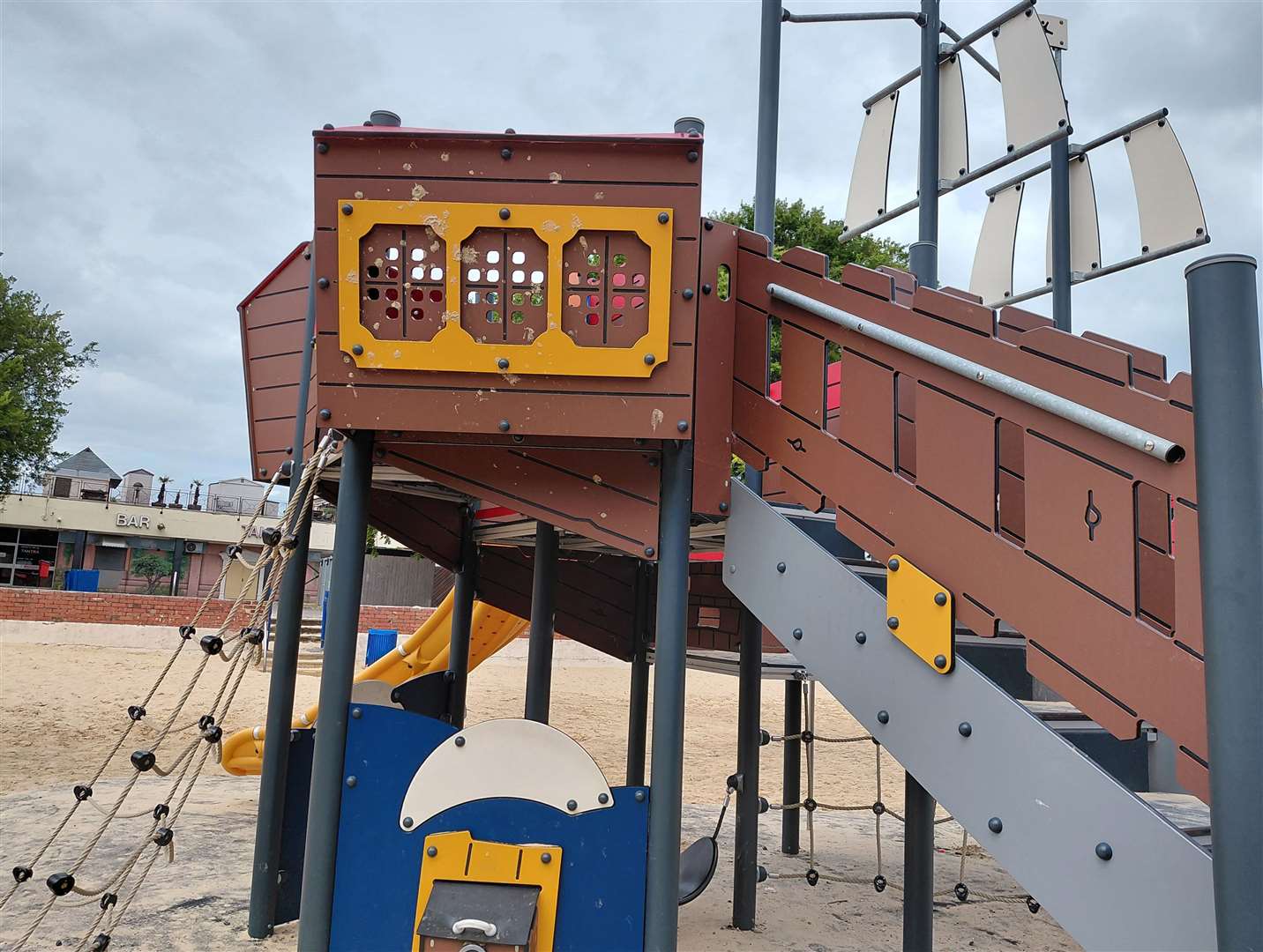 The Sand Pit Play Park is nearby