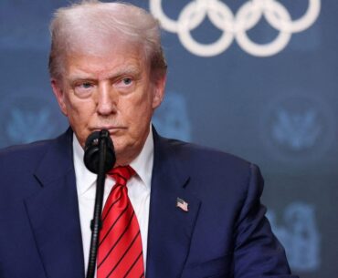 Trump mistakenly refers to secretary Kristi Noem as Cristie Kerr