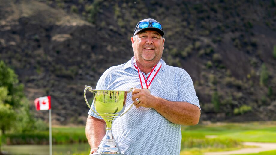 Kelly Masson hold trophy at All Abilities Championship  / Brian Johnson / Golf Canada