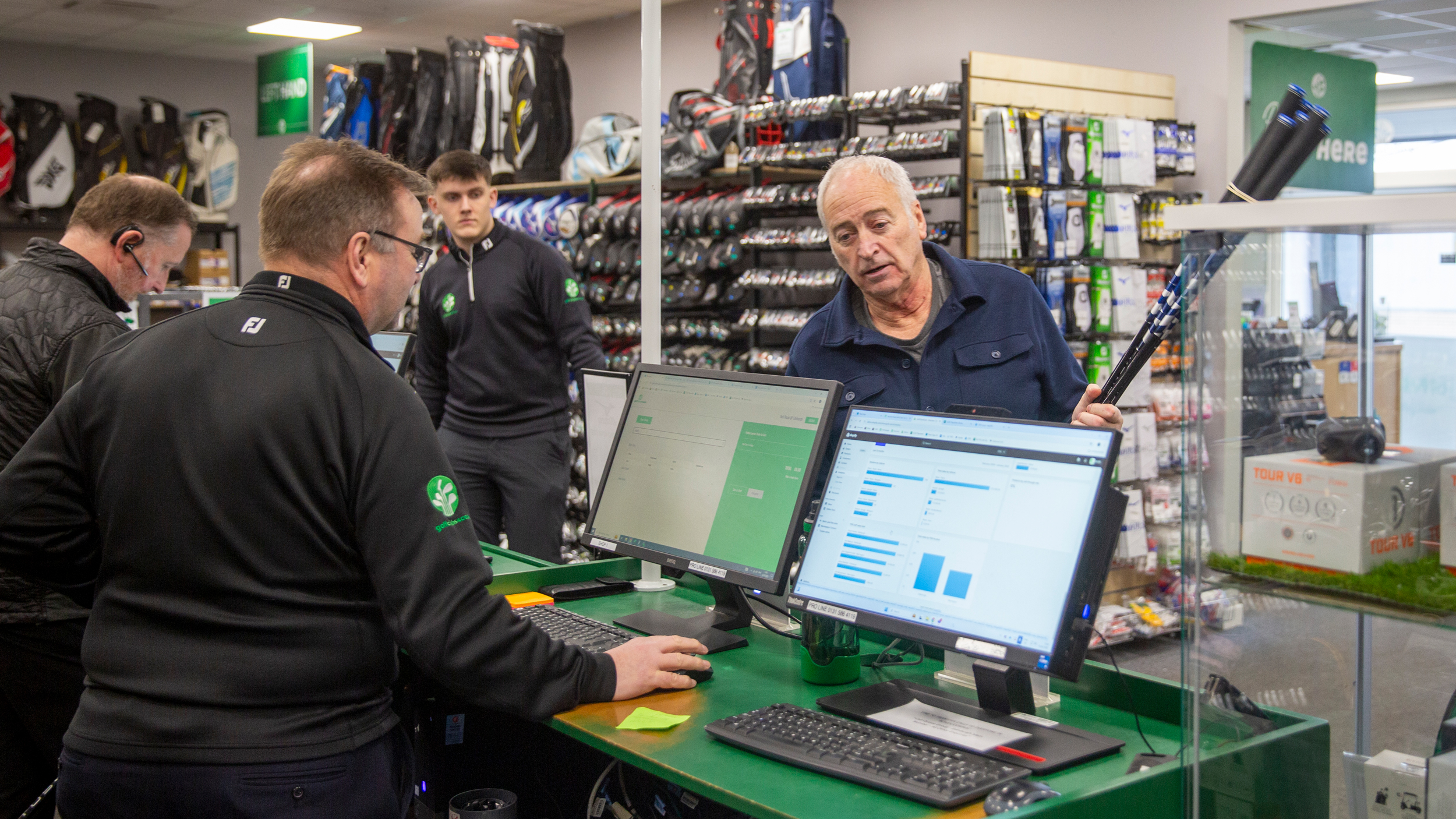 Man buying clubs at golfclubs4cash