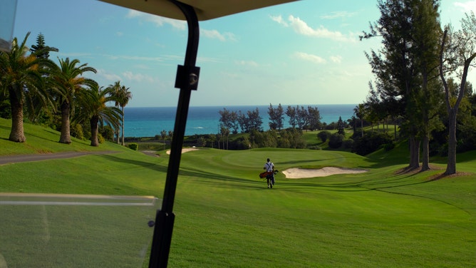 couple has sex in golf cart