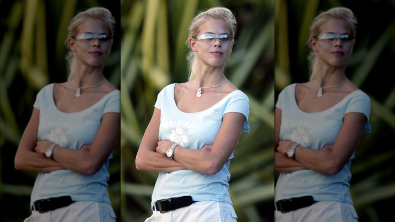 Elin Nordegren wearing a black belt in Hawaii
