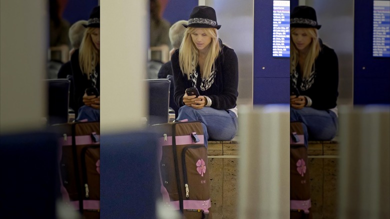 Elin Nordegren wearing a fedora at the airport