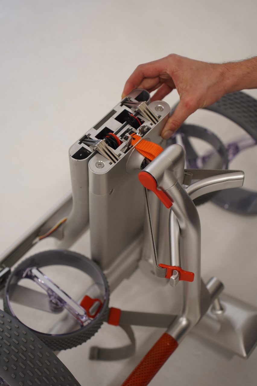 Folding mechanism on self-driving golf trolley