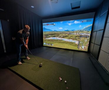 Finally usable! Garage build with motorized screen, Trackman IO