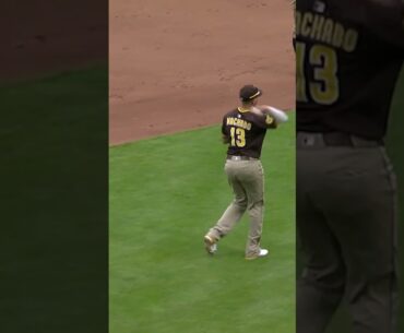 Manny Machado shows off his ELITE baseball IQ and gets Elly De La Cruz off the bases 😅
