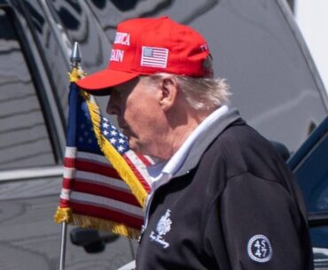 Trump is camera-shy on golf trip amid health rumors and Vance's power bid - Politics - News