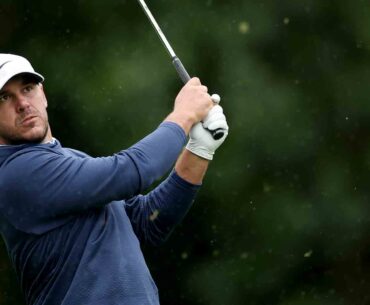 The clever way Brooks Koepka used his golf glove … to fix his grip 