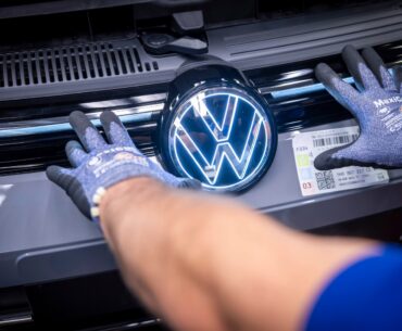 VW delays the launch of the 10% electric Golf.