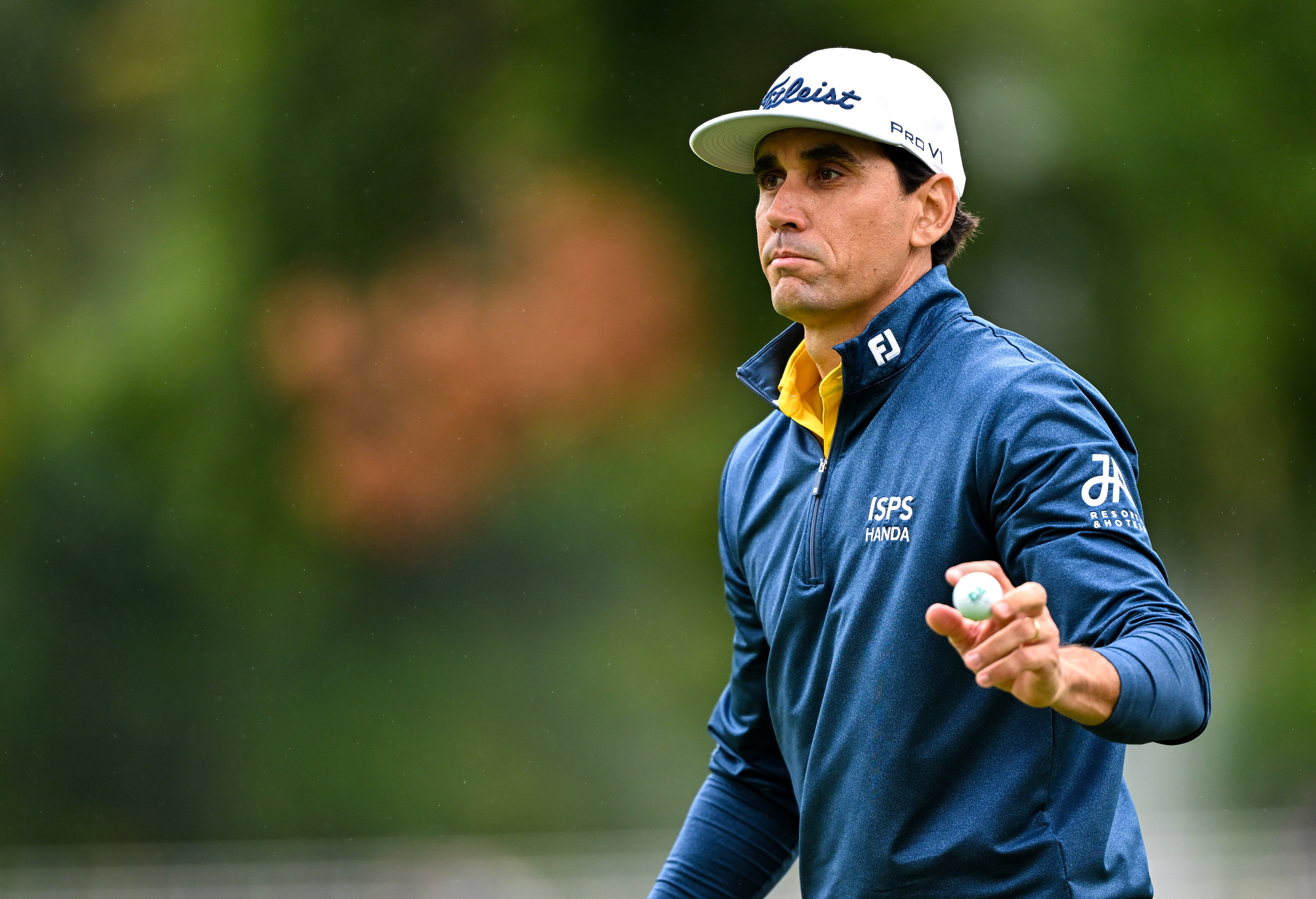 Rafa Cabrera Bello waves to the crowd