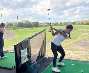 Women golfers at the golf range